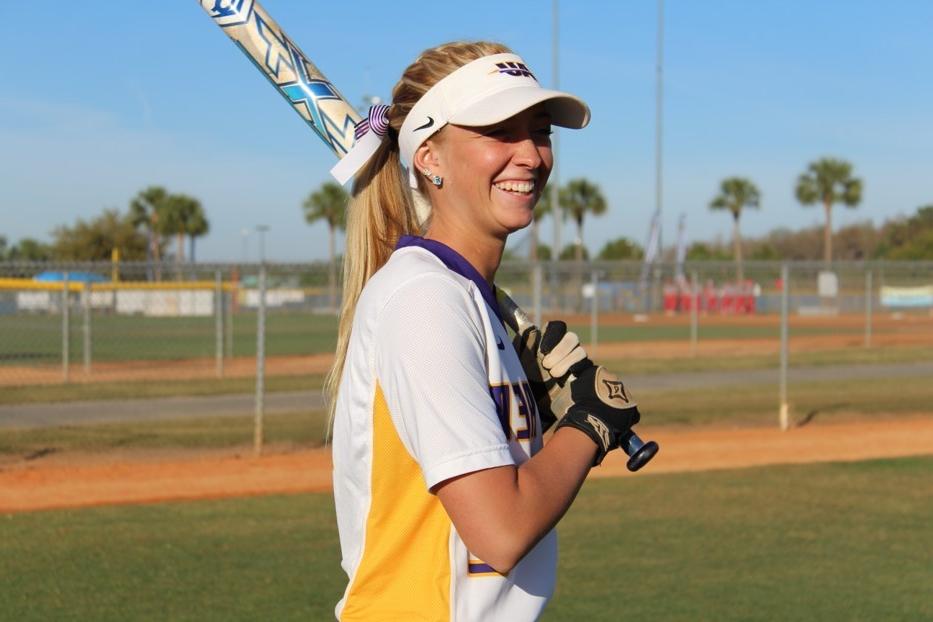 陆Krawczyk on the softball field